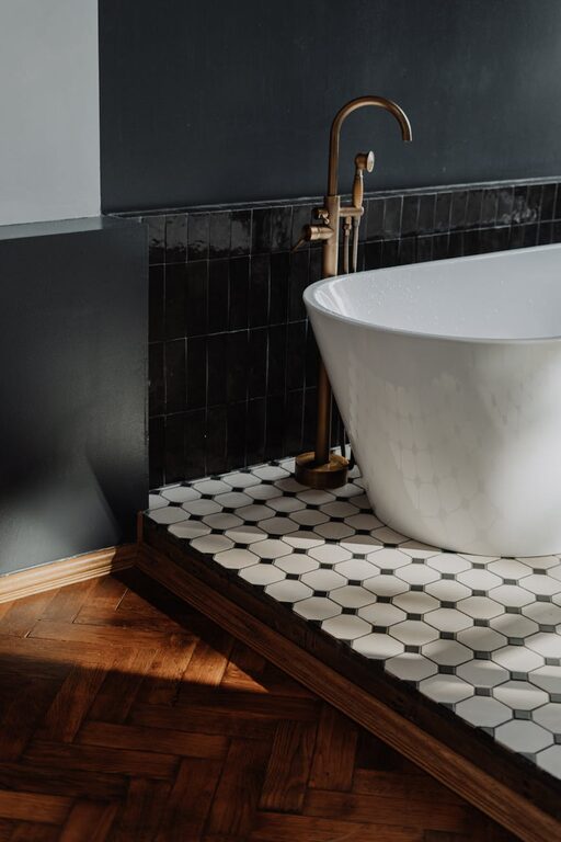 How to Create a Minimalist Bathroom Setup for a Calm Space